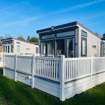 Brians Lodge With Hot Tub Pocklington Exterior photo