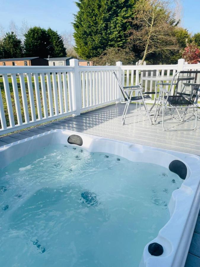 Brians Lodge With Hot Tub Pocklington Exterior photo