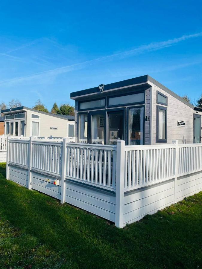Brians Lodge With Hot Tub Pocklington Exterior photo