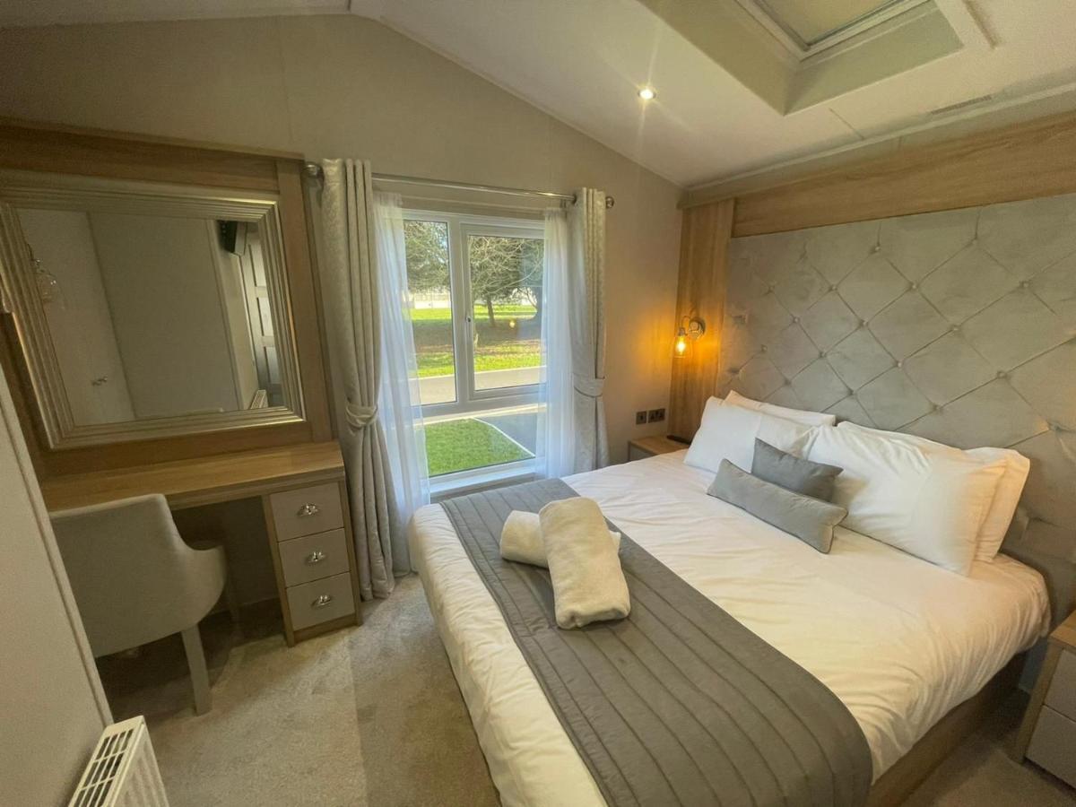 Brians Lodge With Hot Tub Pocklington Exterior photo